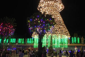 Độc đáo cây thông Noel được làm từ hơn 2 nghìn chiếc nón lá