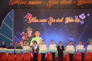 Chủ tịch Quốc hội trao quà cho các chiến sỹ trong chương trình "Mùa Xuân - Gia đình - Biển đảo"