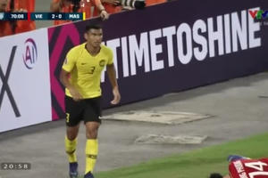 Clip tình huống Công Phượng lĩnh trọn cú thúc cùi chỏ của tuyển thủ Malaysia