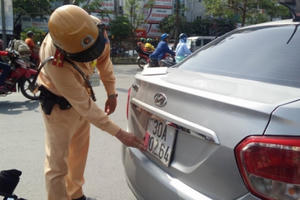 Tài xế taxi đối phó "né" phạt nguội bằng cách dùng quân bài tú lơ khơ che biển số xe