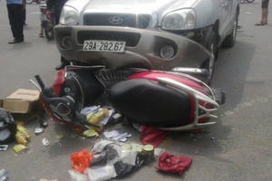 Hà Nội: "Xế hộp" Santafe phóng nhanh gây tai nạn khiến 2 phụ nữ nhập viện