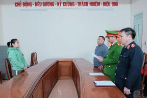 Khởi tố, bắt giam thiếu phụ vận chuyển vàng trái phép qua biên giới