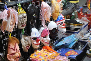 Đồ chơi Halloween: Người lớn lo lắng, trẻ con khóc thét