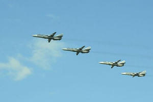 Phi công Nga diễn tập tấn công ngay trên đầu tàu chiến NATO