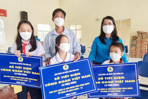 Đồng Nai: Trao nhiều sổ tiết kiệm cho trẻ em có cha mẹ tử vong do Covid-19