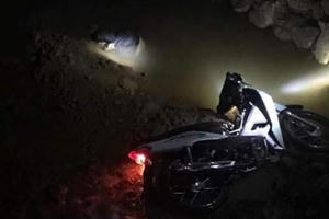 Bàng hoàng phát hiện thi thể người đàn ông cùng chiếc xe máy dưới cống