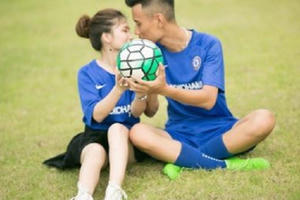 Cặp đôi fans Chelsea thiết kế thiệp cưới như vé xem bóng đá