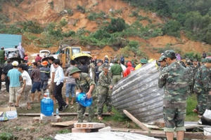 Khánh Hòa: Sạt lở núi ở Nha Trang, 2 mẹ con vẫn chưa tìm thấy