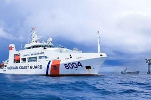Bộ Quốc phòng: Sẵn sàng đấu tranh với các nhóm tàu xâm phạm vùng biển Bộ Quốc phòng: Sẵn sàng đấu tranh với các nhóm tàu xâm phạm vùng biển