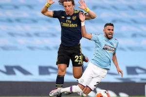 Luiz mắc lỗi liên hoàn, Arsenal ngục ngã ngay ở Etihad