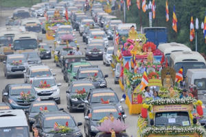 Hàng trăm ô tô và hàng ngàn phật tử tham gia đoàn rước tượng Phật mừng đại lễ Vesak 2019