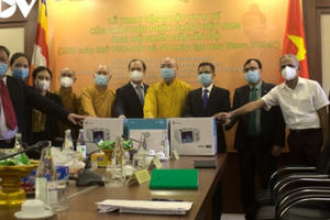 Giáo hội Phật giáo Việt Nam trao tặng máy thở, máy tạo oxy cho Ấn Độ Giáo hội Phật giáo Việt Nam trao tặng máy thở, máy tạo oxy cho Ấn Độ