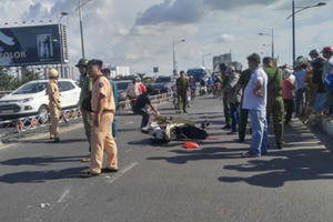 Tông vào xe máy đang vá xe trên cầu, nam thanh niên chết thảm