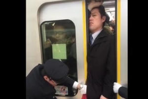 Choáng với cảnh "nhồi nhét" trên tàu điện ngầm ở Nhật Bản