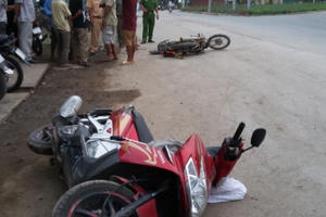 Nam thanh niên hốt hoảng bỏ xe máy tháo chạy khi thấy nạn nhân đầy máu