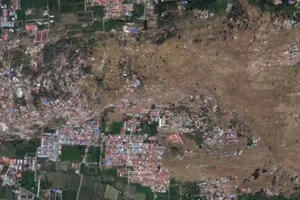 Khoảnh khắc mặt đất “hóa lỏng” cuốn phăng nhà cửa Indonesia nhìn từ vệ tinh