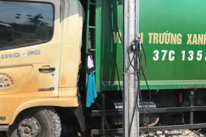Xe chở rác đâm thẳng vào tiệm sửa xe máy, 3 người bị thương