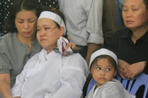 Hai phi công hy sinh, vợ khóc thẫn thờ, con thơ ngơ ngác