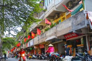 Cao ốc ở Hà Nội đồng loạt "nhuộm kín" cờ Tổ quốc chào mừng lễ 30/4-1/5