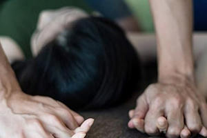 Bắt giữ khẩn cấp "yêu râu xanh" nhiều lần quan hệ tình dục với bé gái 13 tuổi