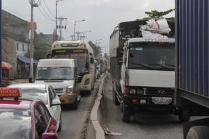 QL1A xuống cấp, các phương tiện ì ạch đi qua cửa ngõ Sài Gòn