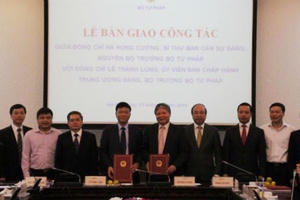 Long trọng bàn giao nhiệm vụ Bộ trưởng Tư pháp Long trọng bàn giao nhiệm vụ Bộ trưởng Tư pháp