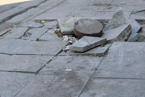 Hà Nội: Nguyên nhân “đá vĩnh cửu” lát vỉa hè vỡ vụn?