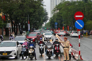 CSGT Hà Nội "căng mình" trong mưa rét phân luồng giao thông ngày cận Tết