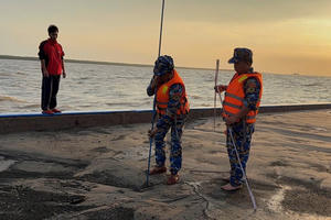 Vĩnh Long: Phát hiện 4 tàu sắt vận chuyển cát trái phép trên sông Cửa Đại