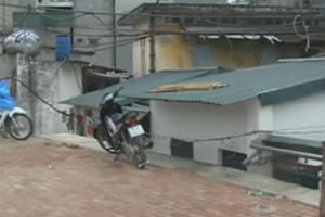 Hà Nội: Nhà dân bị tụt sâu so với mặt đường sau mở rộng đường