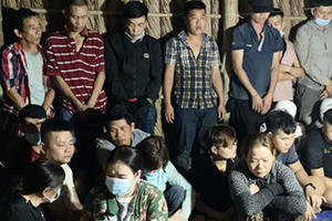 Hàng chục con bạc sát phạt nhau giữa đầm lầy