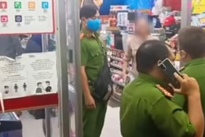 Người phụ nữ không chịu đeo khẩu trang, phản ứng dữ dội khi bị nhắc nhở bị phạt hơn 2 triệu đồng