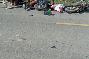 Hòa Bình: 1 người tử vong sau tình huống đấu đầu giữa 2 xe máy Hòa Bình: 1 người tử vong sau tình huống đấu đầu giữa 2 xe máy