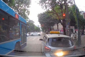 Clip: Taxi dừng đèn đỏ không nhường đường cho xe ưu tiên