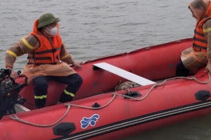 Để lại ví, điện thoại và đôi dép trên cầu nam thanh niên “mất tích” giữa đêm lạnh