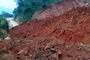 Sạt lở ở QL15C gây ách tắc giao thông hiện đang được xử lý