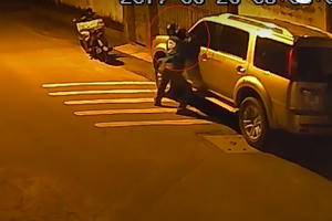 Clip: Nam thanh niên mặc áo GrabBike bẻ gương ô tô trong tích tắc