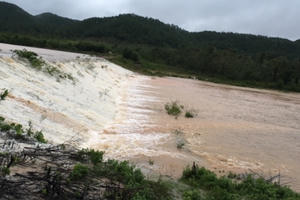 Hồ thủy lợi lớn nhất Nghệ An đang xả nước