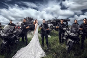 Xôn xao bộ ảnh cưới có 1-0-2 của chàng cảnh sát đặc nhiệm và vị hôn thê trong khu huấn luyện