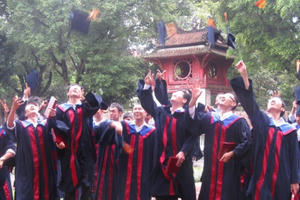 Đào tạo ồ ạt 9.000 tiến sĩ để làm gì?