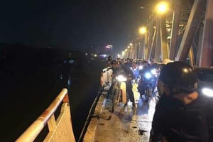 Hà Nội: Ôtô mất lái lao xuống sông Hồng, chưa tìm thấy người bị nạn