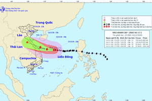 Bão số 13 áp sát đất liền các tỉnh miền Trung
