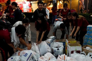 Người vô gia cư ở Sài Gòn bất ngờ được tặng quà giữa đêm Noel