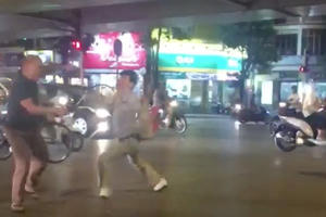 [Clip]: Hỗn chiến bằng vợt tennis ngay trên phố