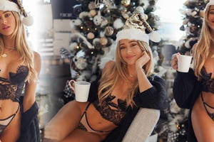 Nàng mẫu 9x Cindy Prado tung ảnh cực gợi cảm bên cây thông Noel