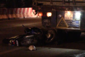 Bình Dương: Tông đuôi container đang dừng đỗ, nam thanh niên tử vong