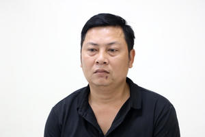 Đối tượng bị truy nã về tội buôn bán hàng cấm ra đầu thú