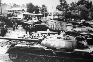 [Clip]: Xem lại hình ảnh hai xe tăng mang số hiệu 390 và 843 húc đổ cổng Dinh Độc Lập