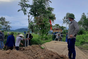 Phát hiện thi thể mẹ cùng con 5 tuổi ôm nhau dưới ao