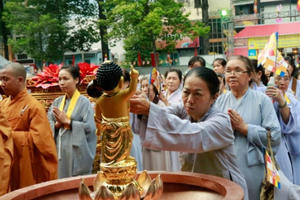 TP HCM: Hàng ngàn phật tử tham dự lễ rước Phật đản sinh